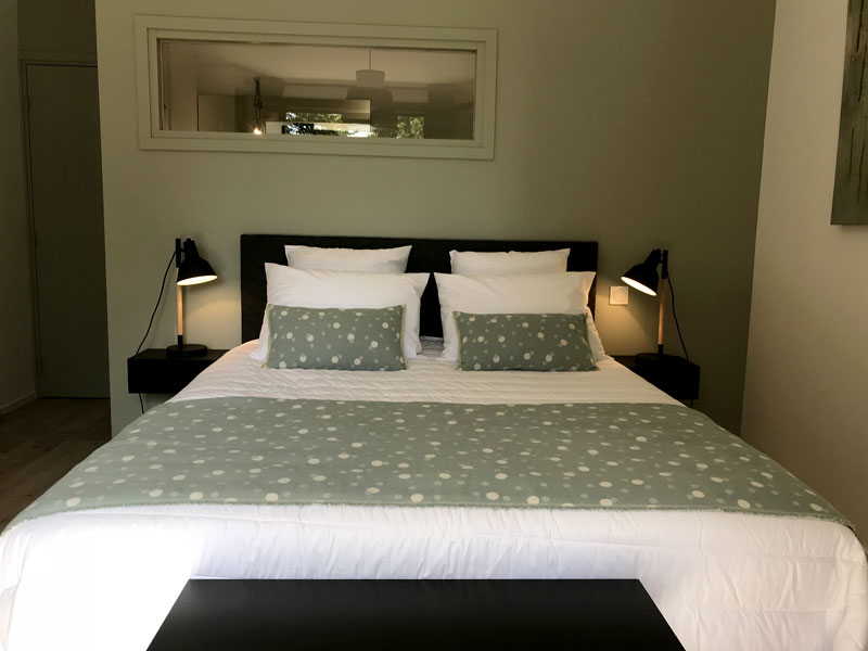 Le lit queen size de la chambre d'hôte Div